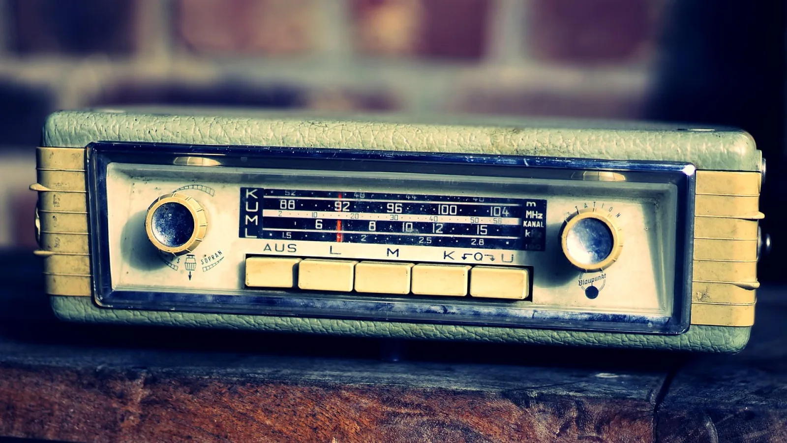 Adding CarPlay to an Older Car With a New Stereo