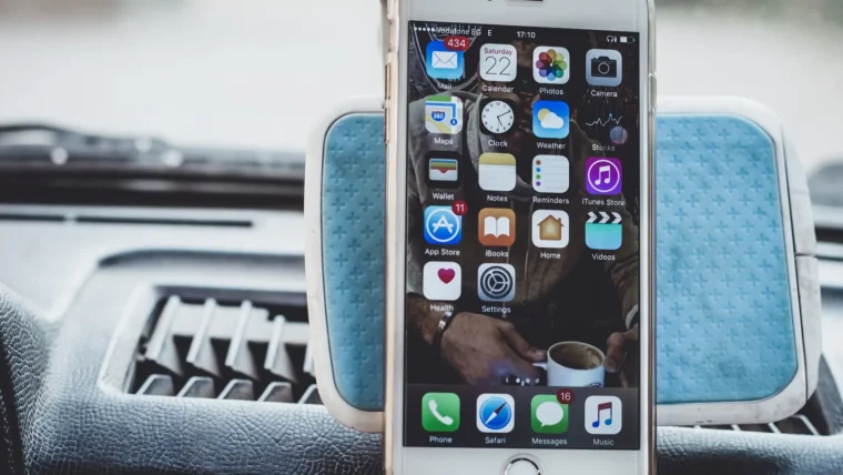 CarPlay vs a Phone Mount: Which Is Smarter?