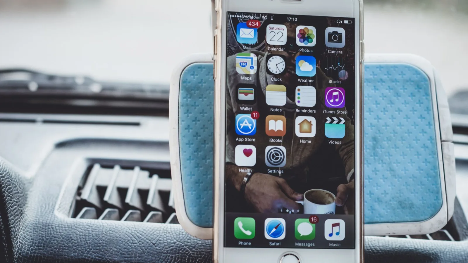 CarPlay vs a Phone Mount: Which Is Smarter?