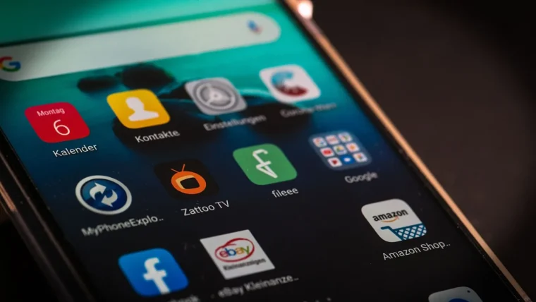How to Arrange and Customize Your CarPlay Apps