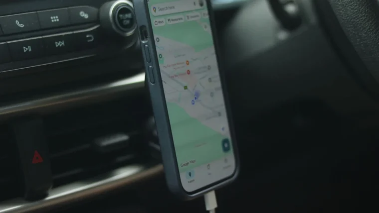 Portable CarPlay Screen vs a Simple Phone Mount