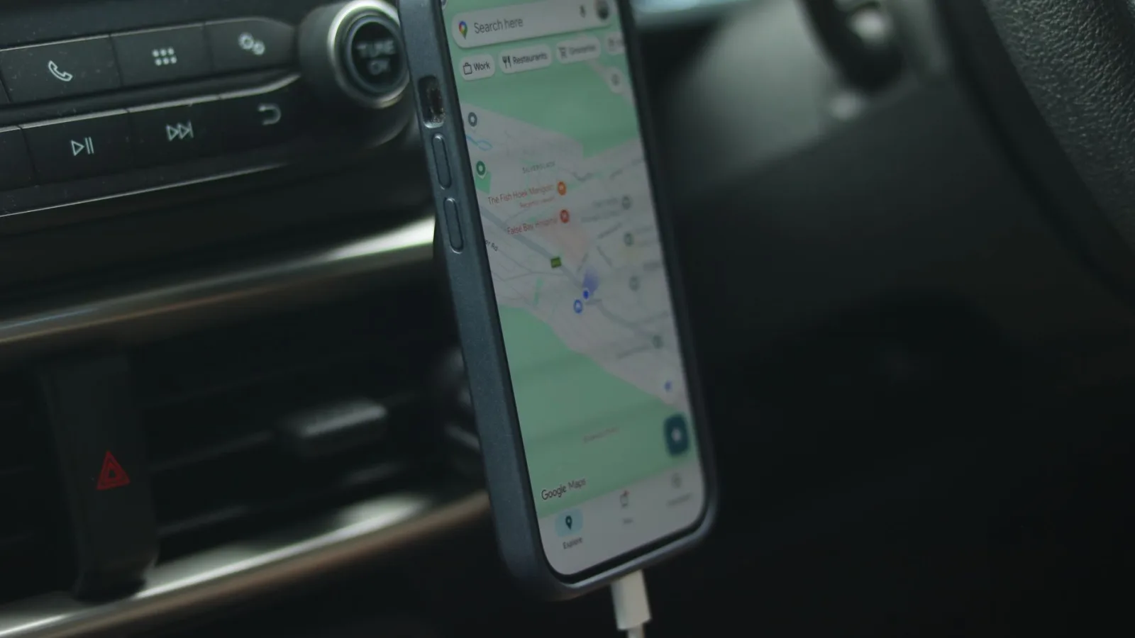 Portable CarPlay Screen vs a Simple Phone Mount