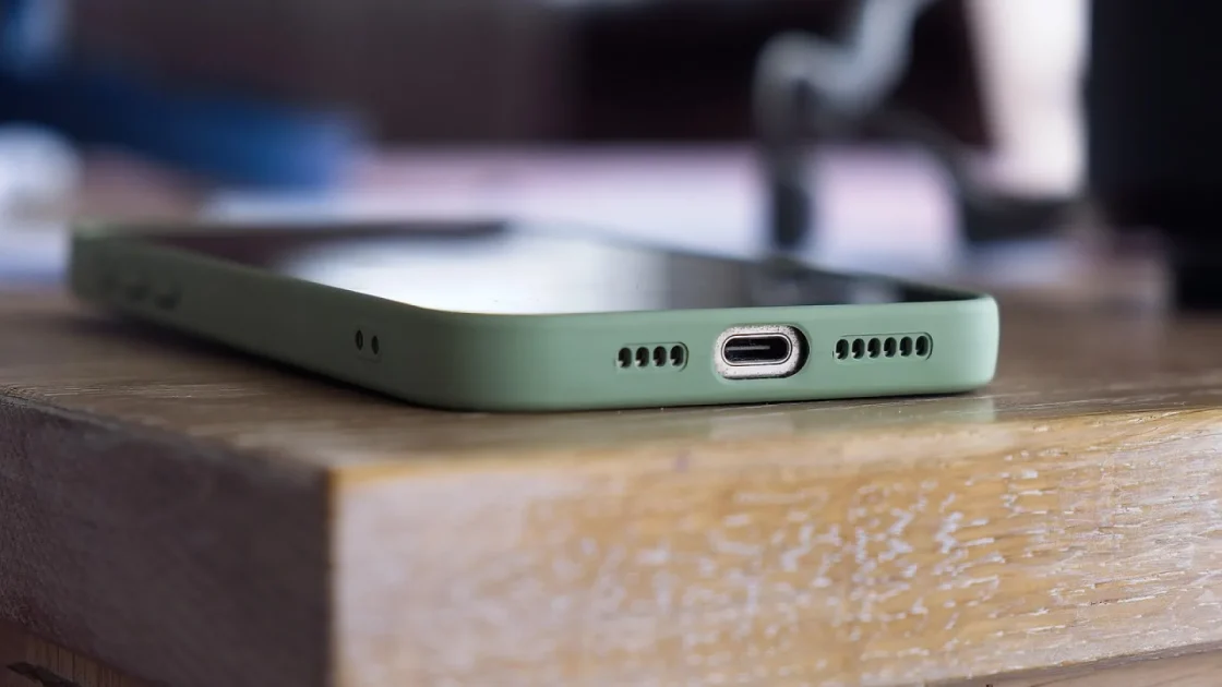 Phone overheats carplay shown in a real car