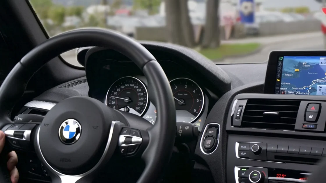 Portable screen vs head unit shown in a real car