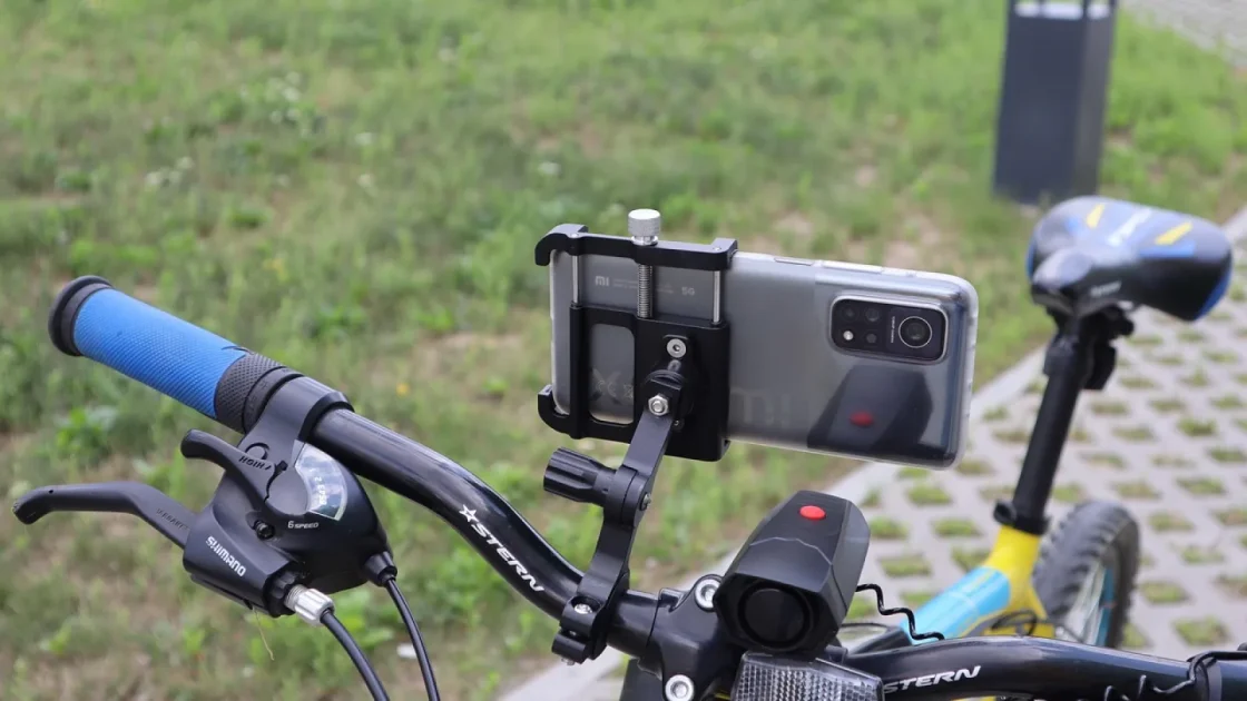 Portable screen vs phone mount shown in a real car